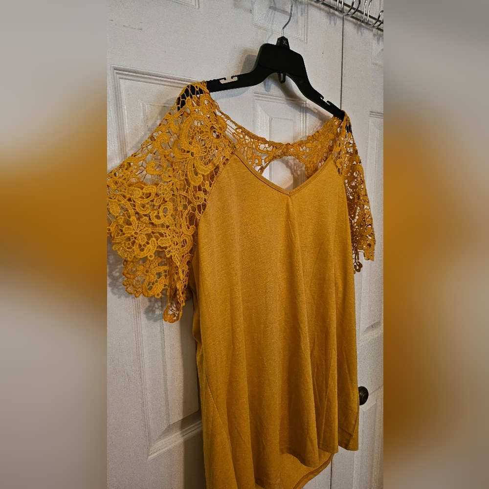 LOUISE PARIS, GOLD WITH LACE SLEEVES AND KEY HOLE LACE BACK 3XL